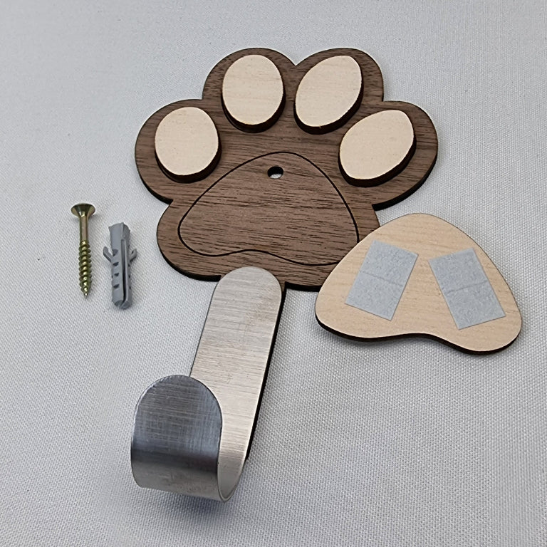 Nach dem Anbringen an der Wand, einfach das Namensschild mit dem bereits angebrachten Doppelklebeband festkleben.